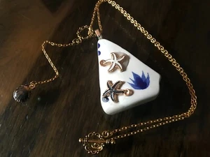 BLUE & WHITE CERAMIC POTTERY SHARD PENDANT NECKLACE & GOLD TONE CABLE CHAIN - Picture 1 of 11