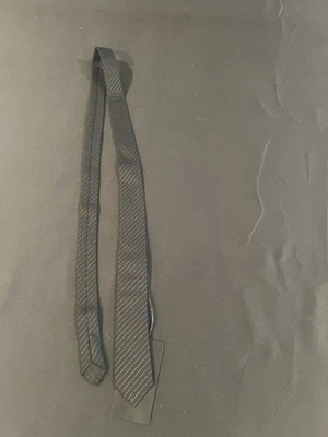 Corbata ajustada para hombre Saint Laurent. $215 Foto 1 de 4