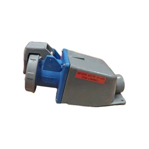 HUBBELL - 460R9W - 60 AMP, 3Ø, 250 VAC, 3 POLE  PIN & SLEEVE RECEPTACLE W/ BOX - Picture 1 of 6