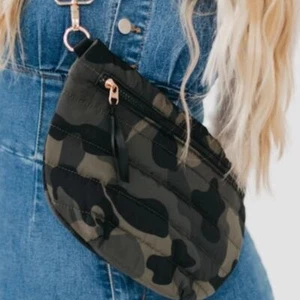 Green Black Camo Camouflage Quilted Puffer Sling Belt Crossbody Bag - Picture 1 of 3