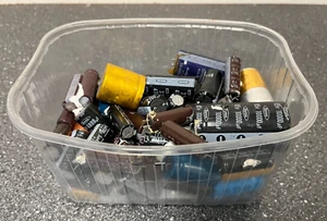 Lot of Vintage & New Capacitors Assortment - 10000uF 85V, 4700uF 35V, Various - Afbeelding 1 van 12