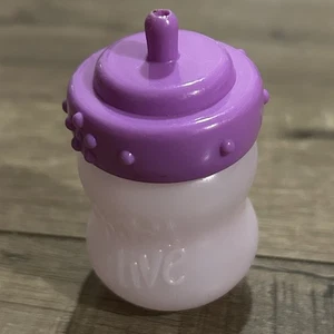 Bebé Vivo Púrpura Blanco Muñeca de Repuesto Taza Biberón Accesorio Juguete Hasbro - Imagen 1 de 3