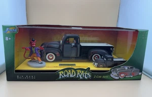 Juego de 2 autos Road Rats 53' Chevy Pickup Snake Eyes escala 1:24 y 1:64 juguetes Jada nuevo en caja - Imagen 1 de 11