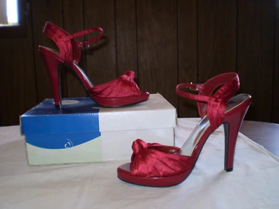  Shiekh Dark red satin material stiletto shoes New in Box  Women size 8 1/2 Foto 1 de 4