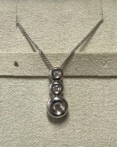 COLLANA TRILOGY IN ORO BIANCO 18kt. E DIAMANTI NATURALI TAGLIO BRILLANTE - Picture 1 of 2