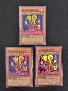 3 x YuGiOh Twinheaded Beast Super Rara Holo DBT-EN003 LP Edizione Limitata - Foto 1 di 14