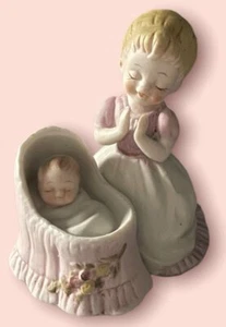 Statuina vintage George buona bambina che prega con bambino nella culla - Foto 1 di 1