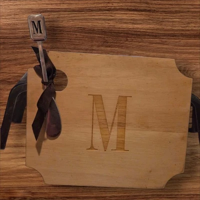 NUEVO Mudpie Monograma M Tabla de Charcutería Esparcidor Cuchillo Queso Servir Bandeja Madera Foto 1 de 3