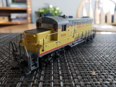 Vintage HO scale TYCO/Mantua Union Pacific GP20 #5628 Diesel Locomotive - Image 1 of 4