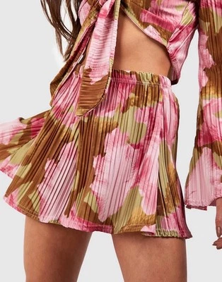 BNWT Boohoo Plisse Black Flippy Shorts  Size 14 - Image 1 of 3