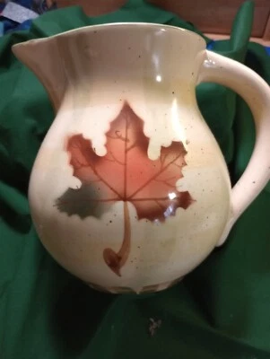 Jarra antigua hoja de otoño, jarra, decoración de otoño, vajilla. Foto 1 de 4