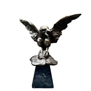 Escultura de águila de bronce serpiente base de mármol negro de colección pájaro patriótico en vuelo - Imagen 1 de 15