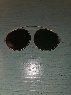 Винтажные солнцезащитные очки в стиле ар-деко Wilson с зажимом в оправе из золотой проволоки с тиснением, зеленые... - Изображение 1 из 4