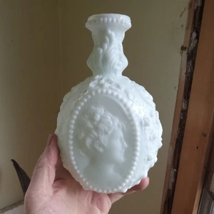 ANTIKE MUNDGEBLASENE MILCHGLAS KOMMODE FLASCHE VIKTORIANISCHE DAME & BLUMEN GEPRÄGT - Bild 1 von 10