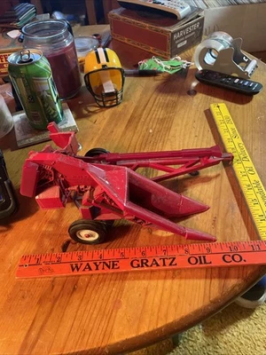 1990 McCormick International Harvester 1-PR Corn Picker 1/16 Mint New in Box - Image 1 of 4