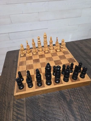 Старый винтажный шахматный набор, полностью деревянный, ручной резьбы, полный, красивый! - Изображение 1 из 4