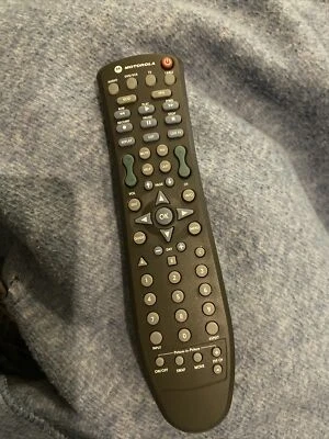 Motorola DRC800 4 in 1 Universal Remote Control with Batteries and manual - Image 1 of 2