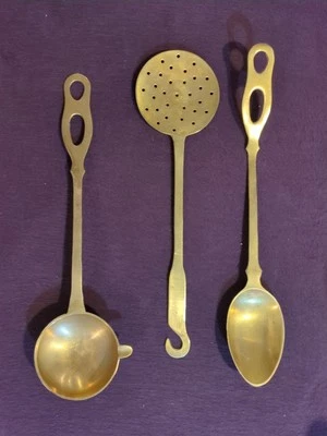 pc vintage años 60. Juego de utensilios de cocina campestre francés de latón MCM Cottagecore Foto 1 de 4