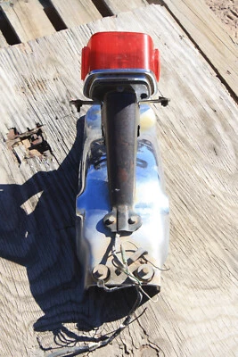 Kawasaki KZ400D 1974 guardabarros trasero con luz trasera de freno, con accesorios de montaje, fabricante de equipos originales Foto 1 de 4