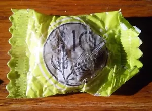Novedad Rara 10 Liras Dinero Caramelo Italia 1970 Escasez de Monedas De Colección Dolce Resto - Imagen 1 de 2