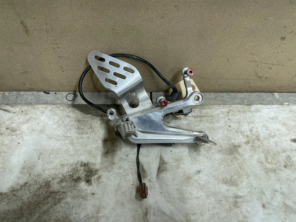 03-05 06-09 R6S 2005 Yamaha YZF R6 Juego trasero derecho soporte de freno clavija de pie Foto 1 de 4