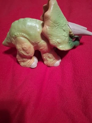 Figura de juguete de dinosaurio Playskool Jurassic Park Jr Ramming Action Triceratops Lg 10" Foto 1 de 4
