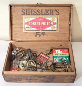 Lote de baratijas cajón tocador caja de cigarros de madera antiguo/vintage ganchos de lata de especias chatarra++ - Imagen 1 de 13