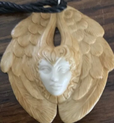 Cara pequeña Laura Mears con alas  Foto 1 de 4