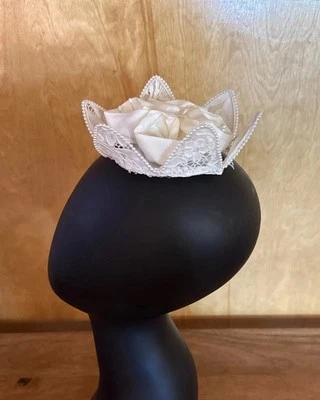 Vintage White Flowers Lace Crown Fascinator Headpiece Bridal Wedding - Image 1 of 4