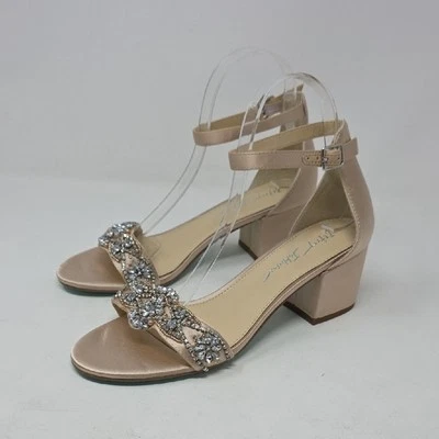 Betsey Johnson Mel 优雅浮雕米色方跟凉鞋 8 码 — 第 1/4 张图片