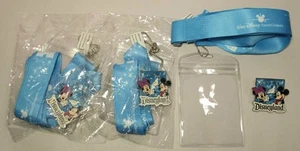 Disneyland Resort Lot 3pc 2013 Mickey & Minnie Pin Blue Lanyard Pass Holder NEW - Imagen 1 de 6