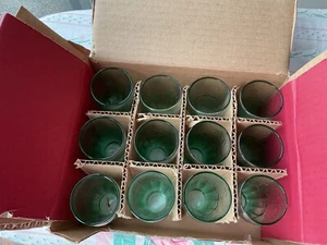 VINTAGE CASE OF 12 GREEN TINT GLASS COCA COLA 3" MINI SHOT GLASSES GREAT 2.25oz - Imagen 1 de 12