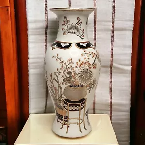 10" Chinese Vase Porcelain White Gold Trim Hand Painted HFP Macau Signed K304 - Picture 1 of 24