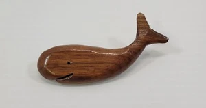*B) Vintage Handarbeit Holz Wal Anstecknadel Brosche Meer Volkskunst - Bild 1 von 7
