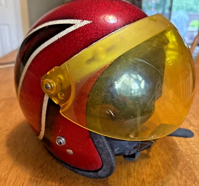 ¡Helmut metálico rojo súper genial vintage de los años 70 de Sterling Pro con visera amarilla! Foto 1 de 4