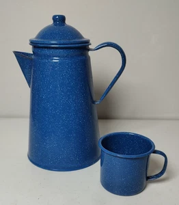 Caffettiera vintage in granito smaltato blu e bianco maculato 10,5" con tazza 3" - Foto 1 di 12