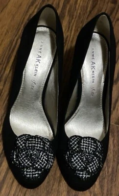 Bomba Petrina Anne Klein Iflex para mujer negra gamuza B/N flor talla 9M usada en excelente estado Foto 1 de 4