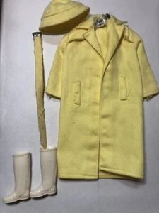 Impermeabile vintage BARBIE #949 1963 giacca gialla, cappello e stivali bianchi - Foto 1 di 4