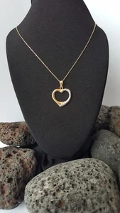 18ct Yellow Gold Open Heart Pendant & Necklace 0.86g NEW Wife Mum BFF Xmas Gift - Picture 1 of 12