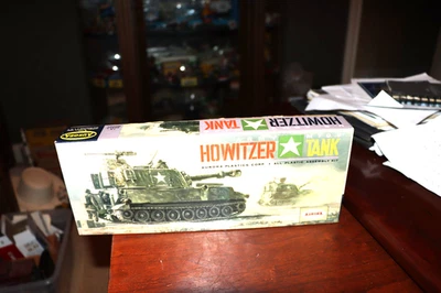 Aurora US Army M109 Howitzer Tank 1/4" Scale Plastic Model Kit - Image 1 of 3