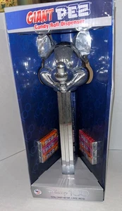 RIESIGER DISNEY 100 JAHRE MICKEY MOUSE PEZ SÜSSIGKEITENSPENDER, SILBER, 12", VERSIEGELTE SCHACHTEL - Bild 1 von 6