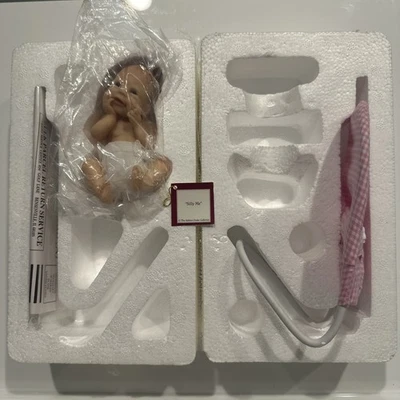 Picture-Perfect 迷你婴儿系列树脂 Ashton Drake #001 完好带盒 — 第 1/4 张图片