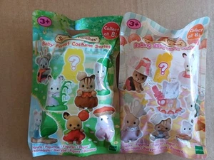 2 x Sylvanian Families Baking Cake Party Series Baby Forest Costume New & Sealed - Imagen 1 de 2