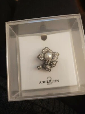 Anne Klein прозрачный кристалл цветок филигранный посеребренный Pin брошь с искусственным жемчугом  - Изображение 1 из 4