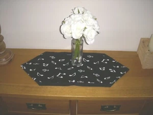 Schwarz Weiß Musiknoten Mini Tischläufer Sideboard MUTTERTAG Geschenk 53cm gefüttert - Bild 1 von 3