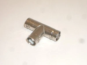 ADAPTADOR DE CAMISETA POMONA 3284 BNC TRES HEMBRA - Imagen 1 de 1
