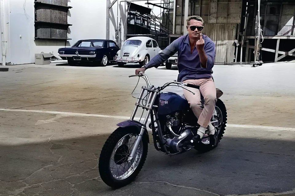 Foto de Steve Mcqueen en motocicleta volteando dedo medio 4x6  Foto 1 de 1