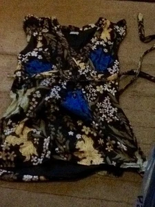 Oasis brown crossover look top. Floral. Cap sleeves. Sequin embellishment. 8 - Picture 1 of 4