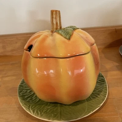 Sopera y plato para servir con tapa de cerámica HARVEST Foto 1 de 4