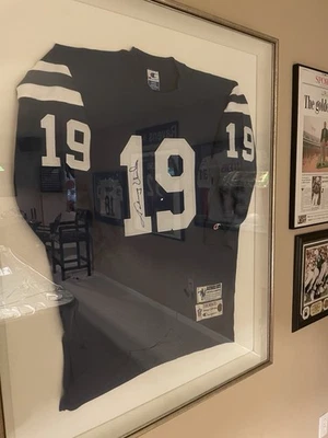 Camiseta de fútbol firmada por Johnny Unitas 19 Baltimore COLTS enmarcada Foto 1 de 4